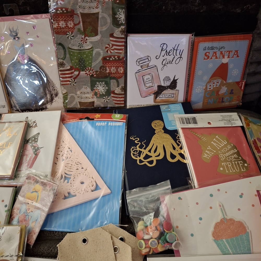 Assorted Greeting Cards Collection - Picture 4 of 10